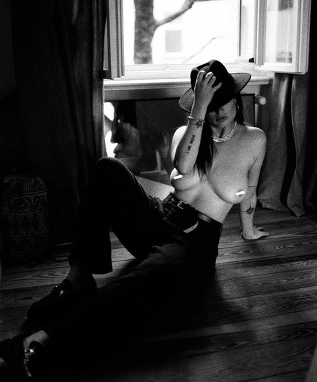 Sophieandjune model adult img