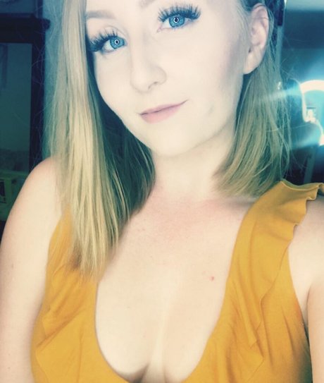 AshlieEstle beautiful actress image