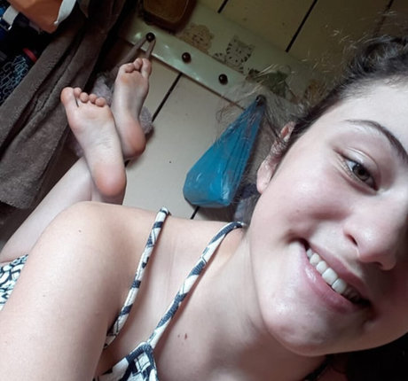 Friend s Pretty Feet hot model pictures
