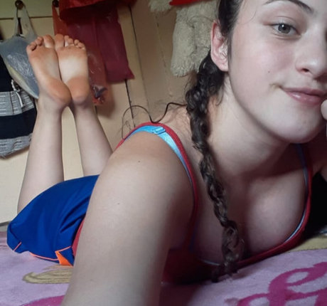 Friend s Pretty Feet hd model pictures