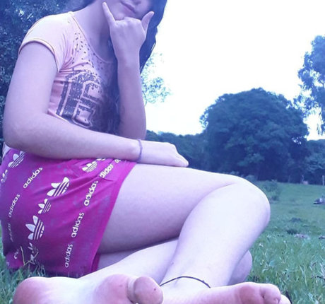 Friend s Pretty Feet free model photos