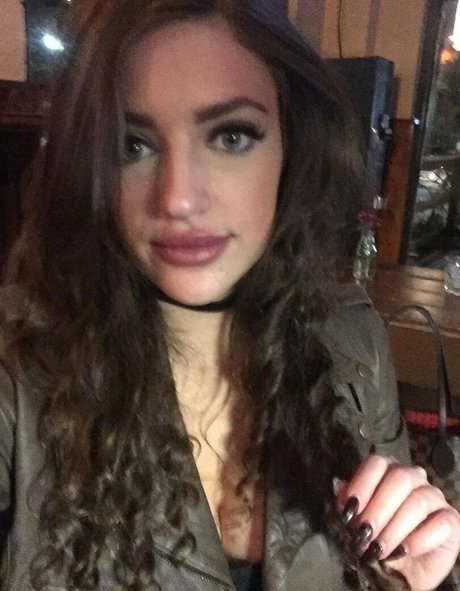 Lauren Bedford Russell hot actress image