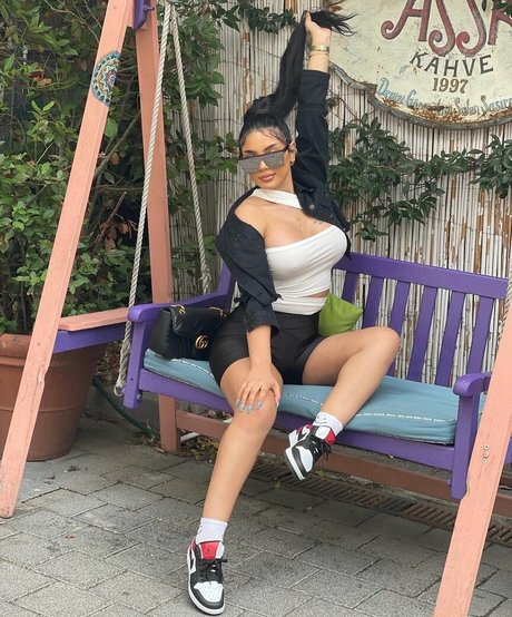 Wejdan Benarous nude model gallery