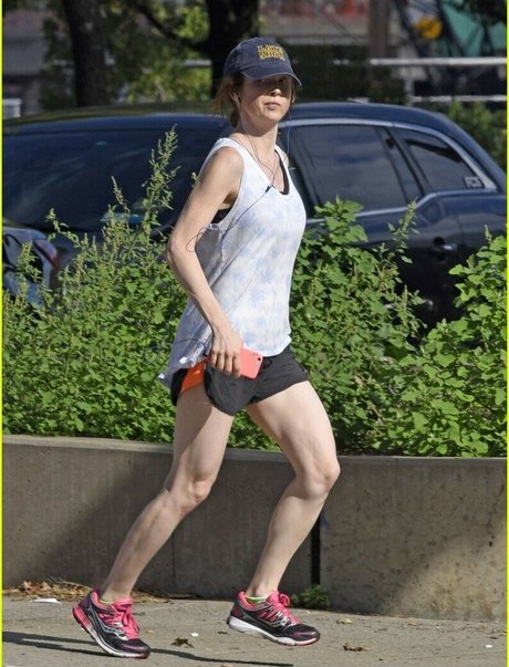 Ellie Kemper erotic actress photo