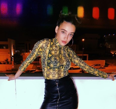 Liraz Nomdar star naked picture