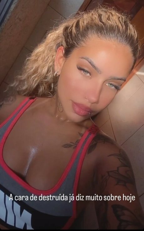 Muito Linda nude model pic
