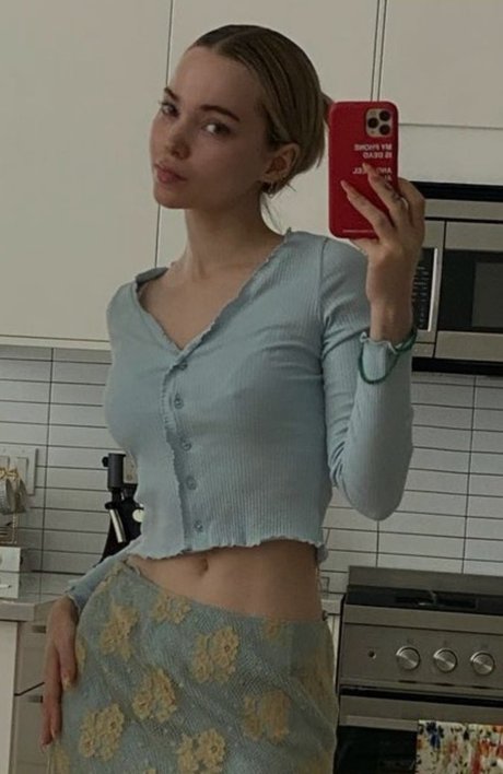Dove Cameron star adult image