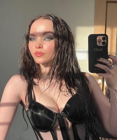 Dove Cameron pornographic actress gallery