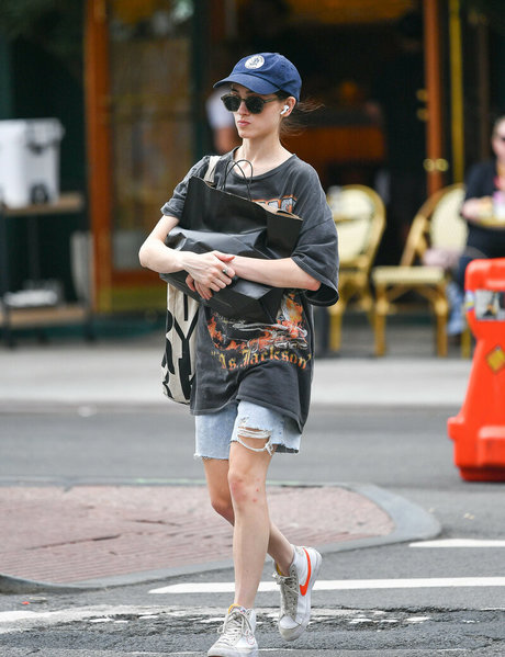 Natalia Dyer nice actress photo