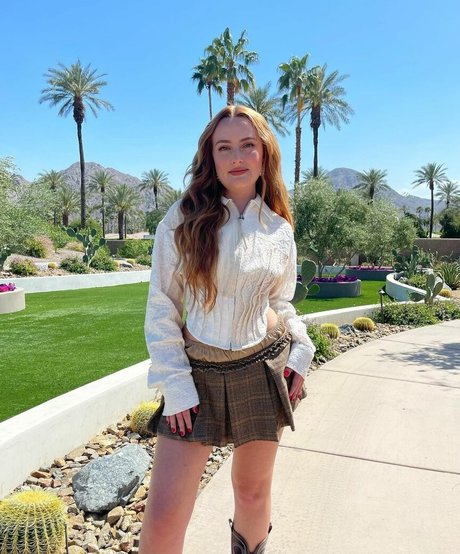 Amelia Dimoldenberg sexy actress photos