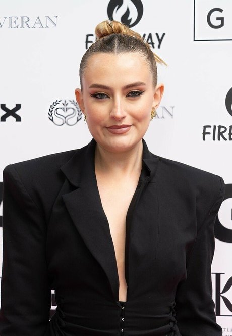 Amelia Dimoldenberg hot actress pics