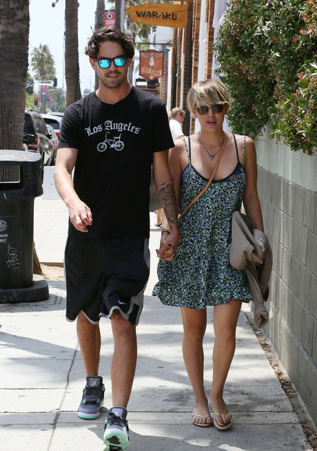 Kaley Cuoco star exclusive picture