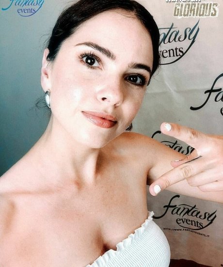 Shelley Hennig sexy model picture