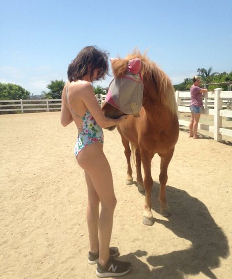 Shelley Hennig free pornstar picture