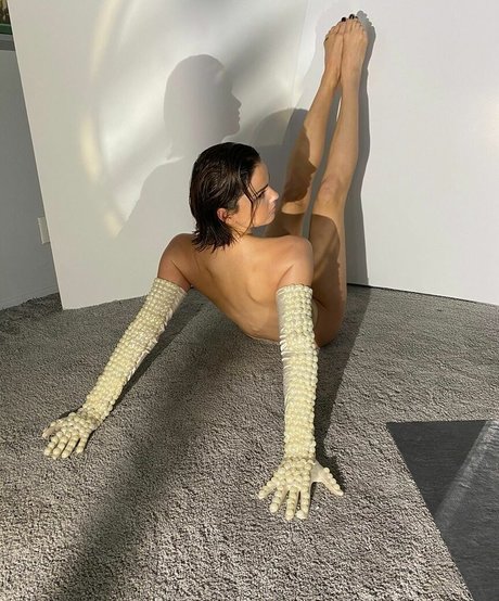 Shelley Hennig model best photo