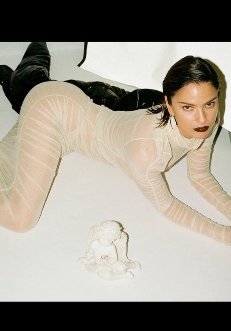 Shelley Hennig pornographic model pic