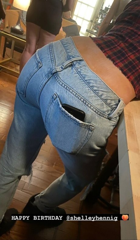 Shelley Hennig model adult img