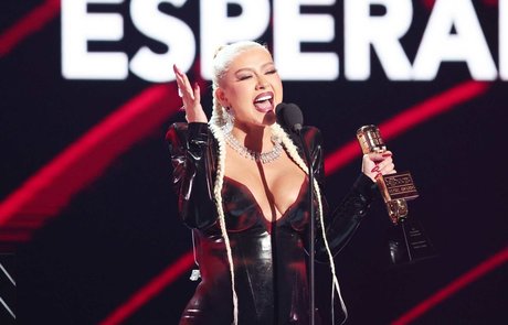 Christina Aguilera model adult img