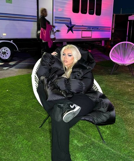 Christina Aguilera sexy star photo