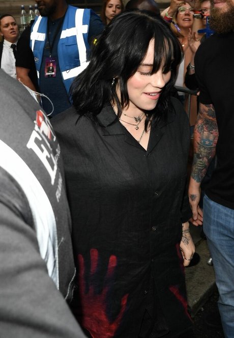 Billie Eilish hd star pic