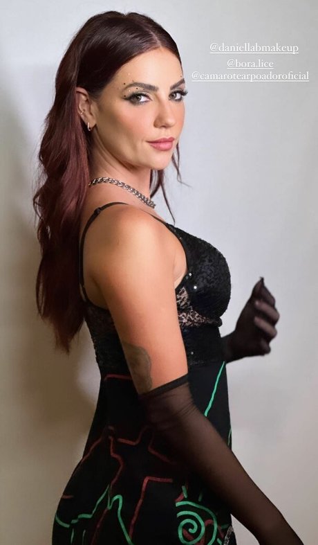 Karol Queiroz star hot image