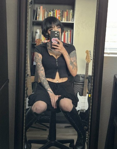 Redroomromance xxx pornstar pic