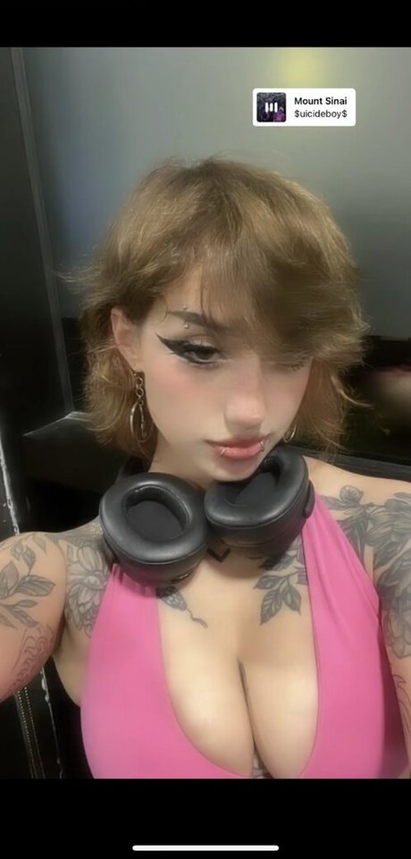 Redroomromance top profile image