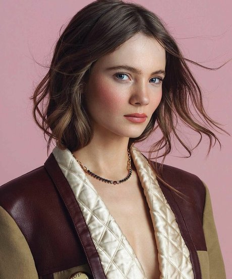 Freya Allan model hot pic