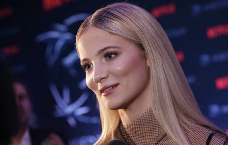 Freya Allan top actress pics