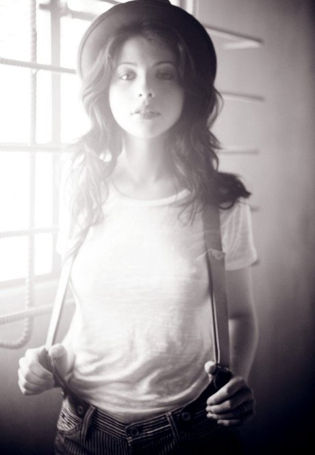 Michelle Trachtenberg nice actress image