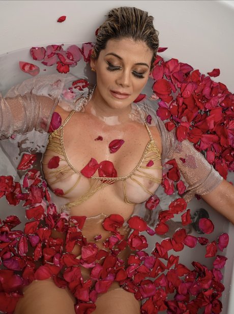 Monicest star hot photo
