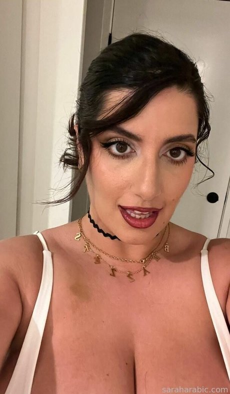 Sarah Arabic pornstar top img