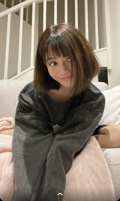 Eeeveenara nudes model picture