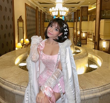 Eeeveenara model nude pictures