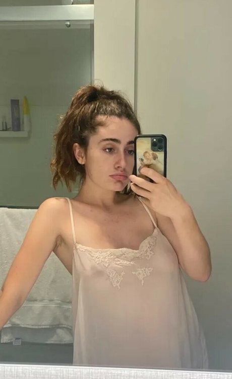 Rachel Anne Sennott free star pic