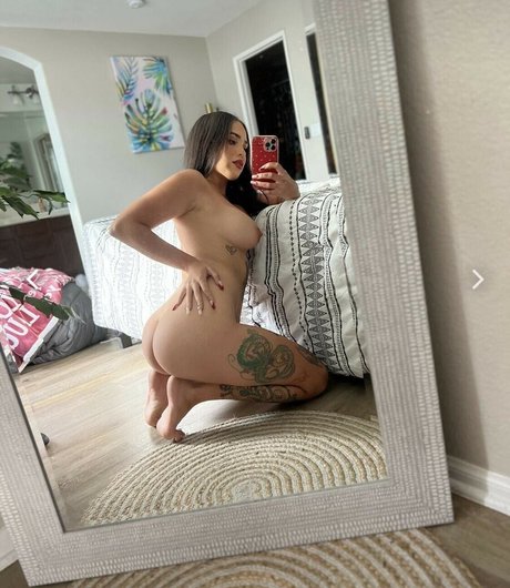 Emilyrexz nude model pic