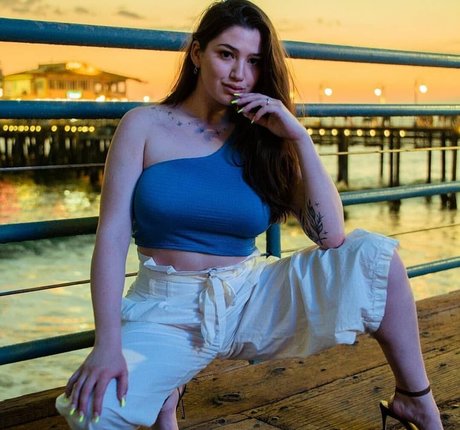Alyx Star adult star photos
