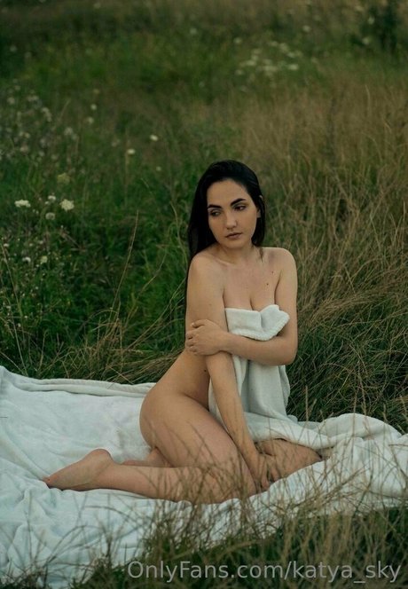 katya sky model top img