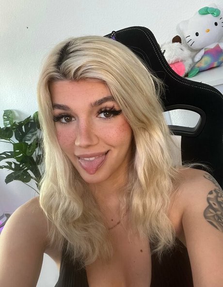 Kunshikitty hot pornstar image