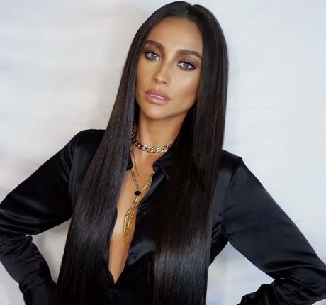 Shay Mitchell star adult pic