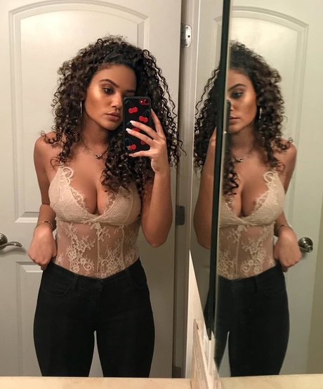 Madison Pettis erotic model gallery