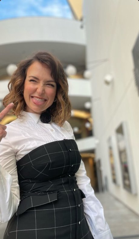 Milana Vayntrub perfect model pic