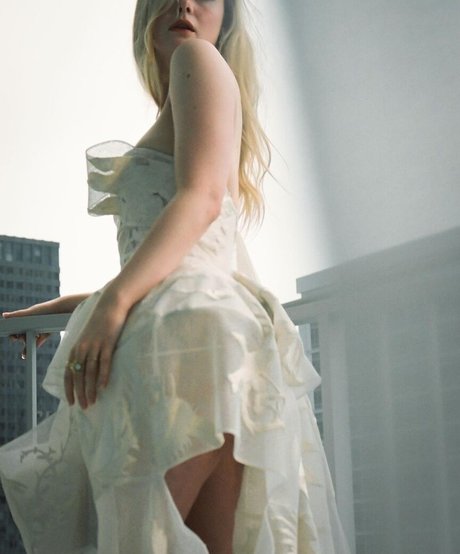 Elle Fanning star top galleries