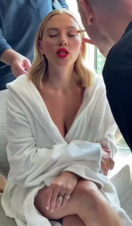 Scarlett Johansson naked model pics