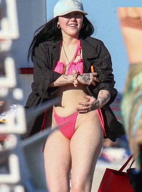 Noah Cyrus pretty actress photo