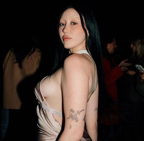 Noah Cyrus model nice image