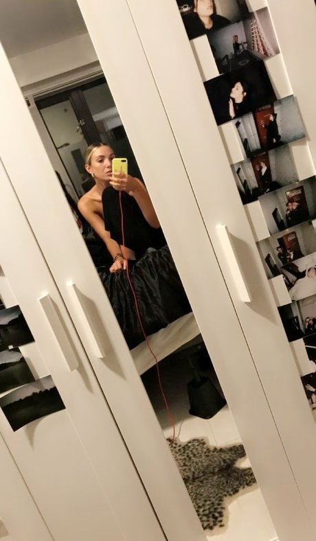 Noah Cyrus art pornstar photo