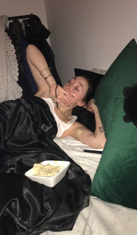 Noah Cyrus pornstar sexy photo