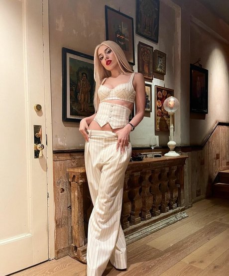 Ava Max art star pic