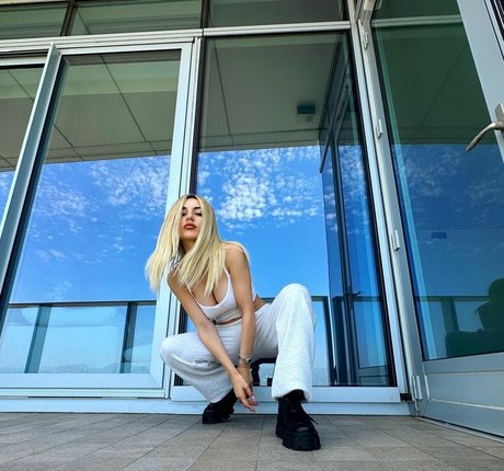 Ava Max perfect actress picture
